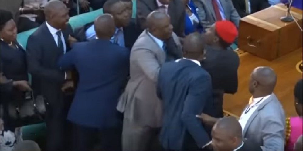 Vidéo : En Ouganda, des députés se tapent dessus