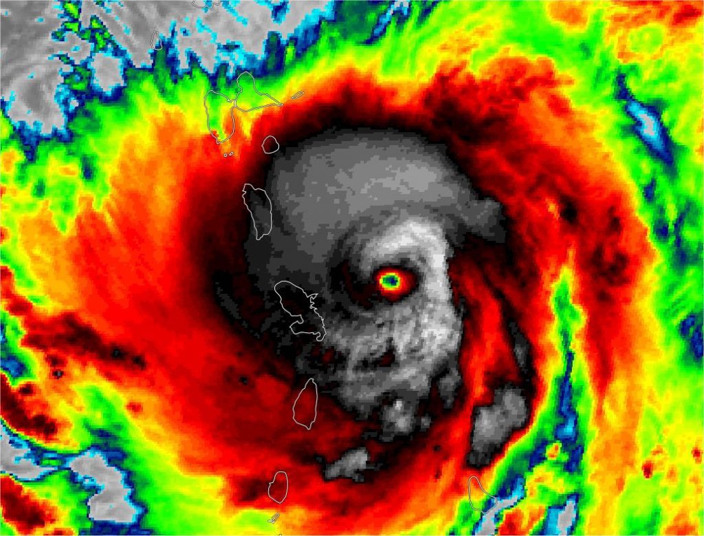 La forme effrayante de l’ouragan Maria qui frappe la Guadeloupe