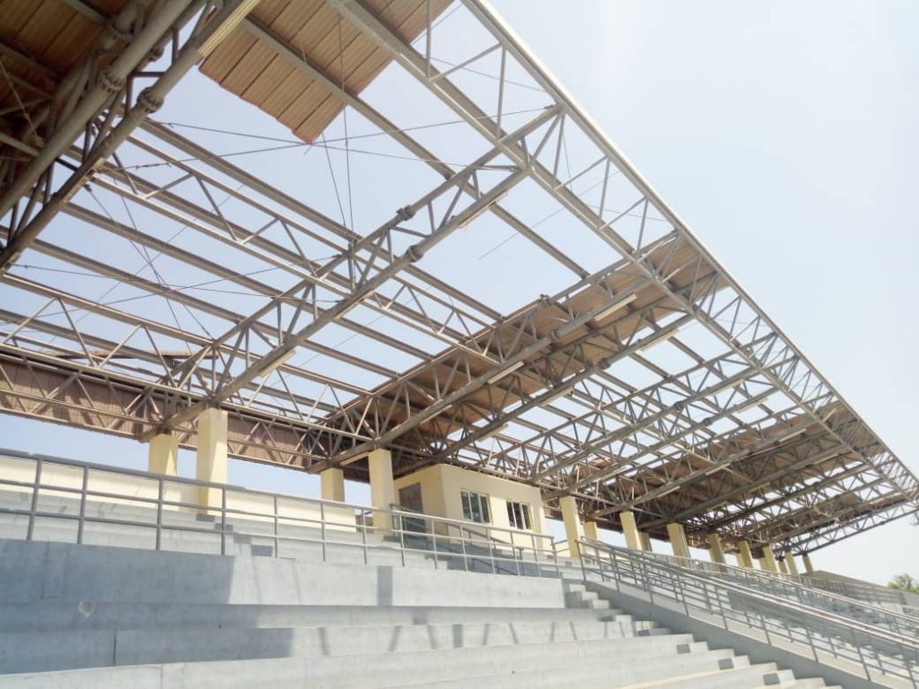 Ziguinchor : Une pluie accompagnée de vent violent arrache une partie de la toiture du stade Aline Sitoé Diatta
