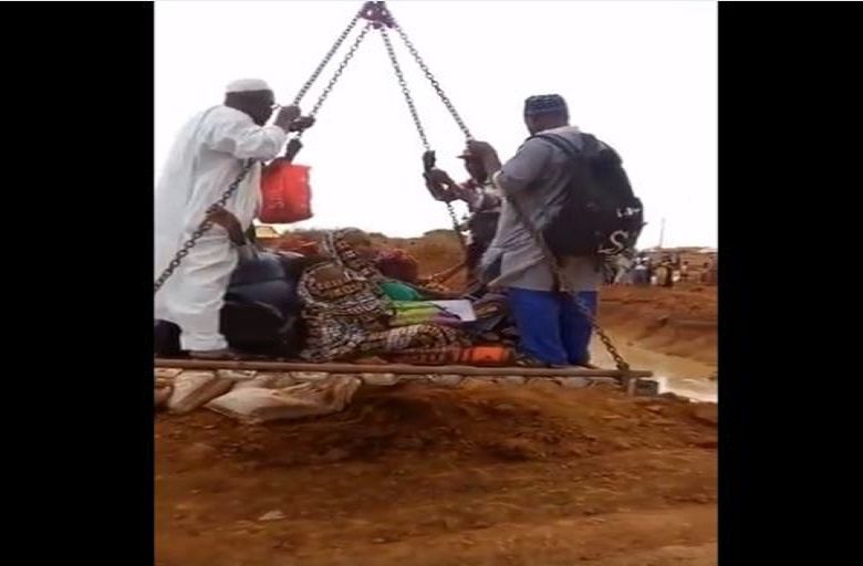 Matam-Sinthiou Garba : Une vidéo ou l’on voit des personnes et des malades transportées par une grue depuis l’affaissement du pont choque les internautes