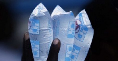 30.000 emplois supprimés à cause de la loi sur le plastique : Le collectif des acteurs de l’eau en sachet demande son report