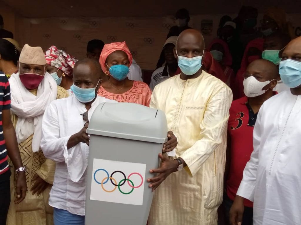 Amélioration du cadre de vie : Le président du CNOSS Mamadou Diagna Ndiaye offre 1.000 poubelles à la ville de Saint-Louis