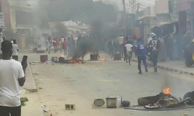 Grève du transport : Pneus brûlés, jets de pierres et gaz lacrymogènes…échauffourées ce mardi 2 juin entre policiers et manifestants à Touba