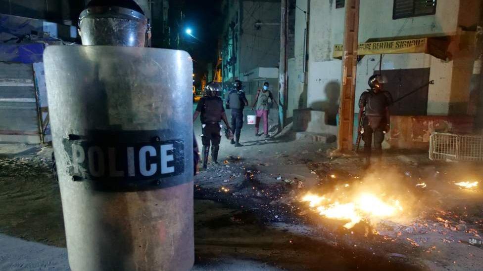 Couvre-feu à Dakar : 80 personnes arrêtées entre Pikine et Guédiawaye, déférées pour trouble à l’ordre public