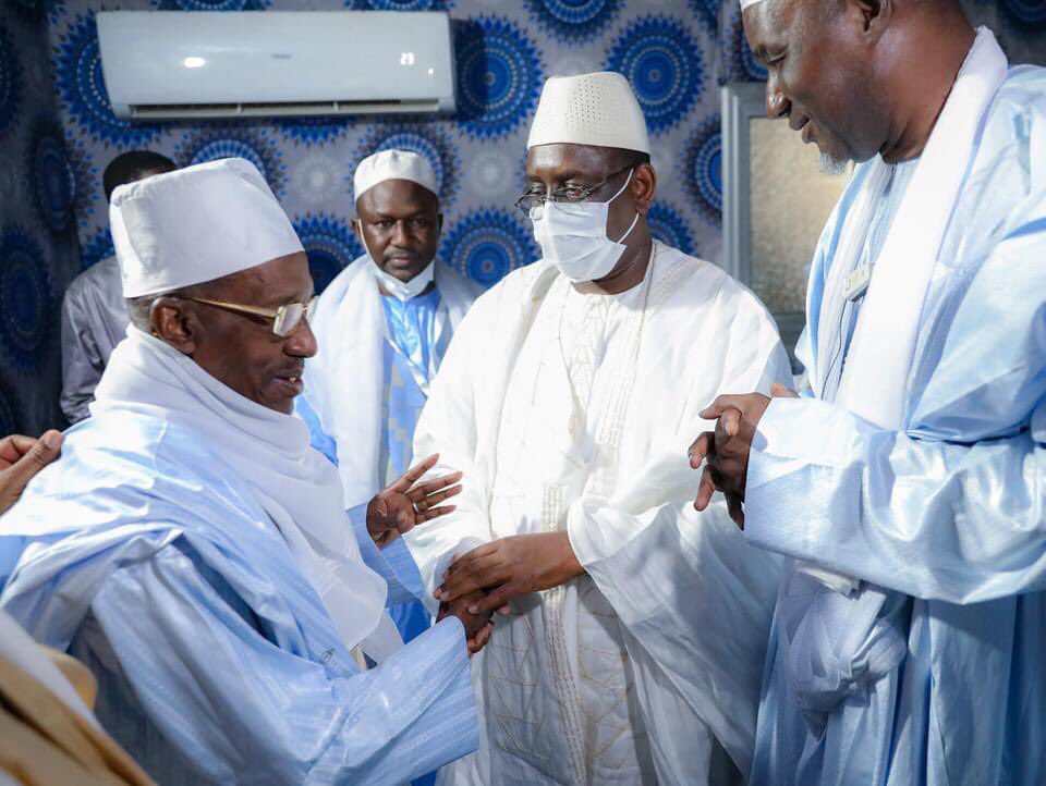 En images la visite de Macky Sall à Thierno Amadou Tidiane Ba, khalife de Madina Gounass