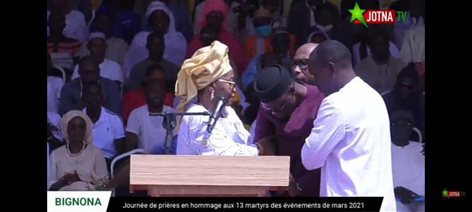 ZIGUINCHOR : Ousmane Sonko fait un malaise durant la journée de prières à la mémoire des victimes des émeutes de mars 2021
