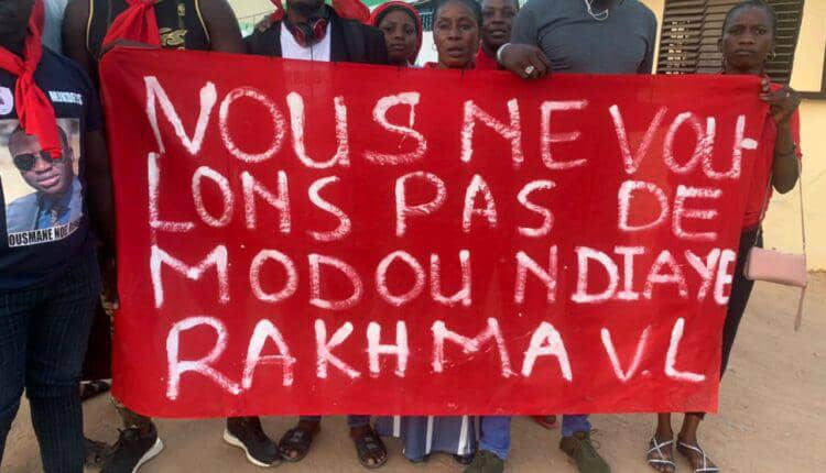 Kaolack : Des jeunes partisans de Mariama Sarr, Abdoulaye Khouma, Mounirou Ly et Ousmane Noël Dieng dans la rue pour fustiger l’investiture de Mouhameth Ndiaye Rahma