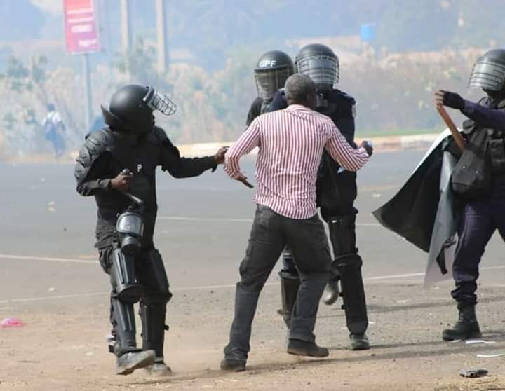 En Gambie, la police disperse une manifestation de l’opposition contre la réélection d’Adama Barrow