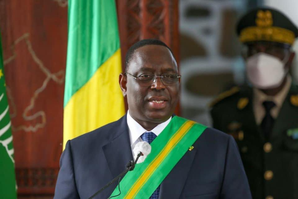 En visite aux Comores, Macky Sall élevé à « la dignité de grand croix de l’ordre du croissant vert des Comores »