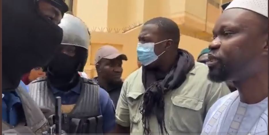 Cité Keur Gorgui : Prière du vendredi, Ousmane Sonko interdit de franchir la barrière sécuritaire