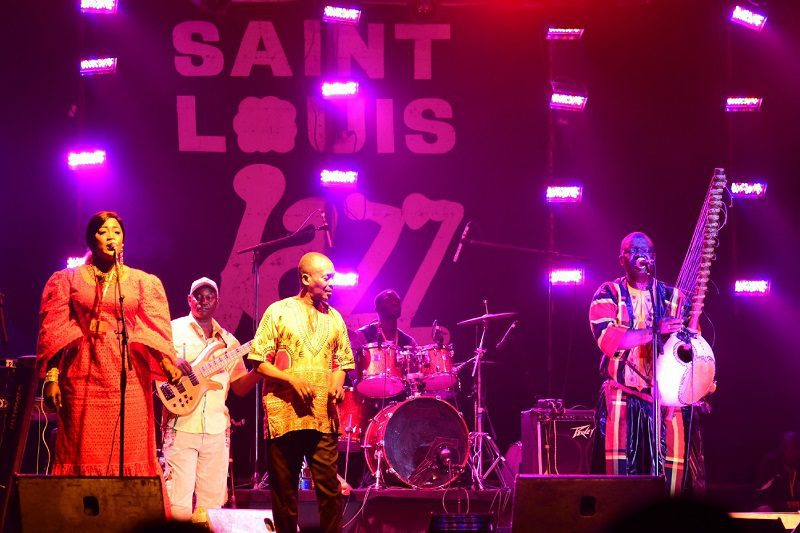 À Saint-Louis, le 30e Festival de Jazz bat son plein avec de grands comme Sékouba Bambino Diabaté de la Guinée et Pédro Kouyaté du Mali