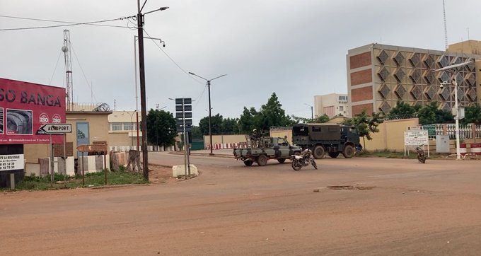 Burkina Faso : Des tirs entendus, le signal de la Radio Télévision du Burkina (RTB) coupé, des militaires lourdement armées déployés à Ouagadougou