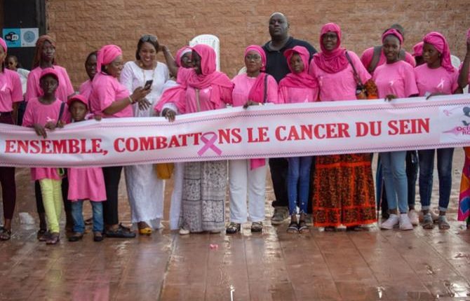 Octobre Rose : « Ensemble, continuons la mobilisation pour le dépistage et le traitement précoces du cancer », le message de Macky Sall