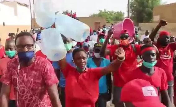 Kaolack : Le quartier Thioffack manque de tout, sans eau potable ni électricité, les femmes en brassards rouges pour célébrer le 8 mars