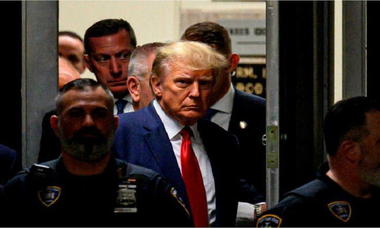 Donald Trump laissé libre, a plaidé non-coupable des 34 chefs d’inculpation à son encontre