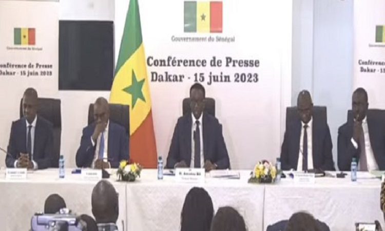 Tensions socio-politiques : Suivez en direct la conférence de presse du gouvernement