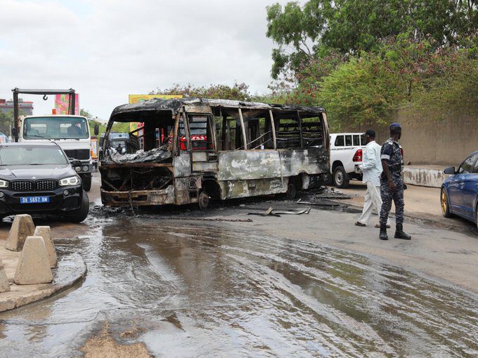Bus Tata attaqué aux cocktails Molotov : « les premiers éléments de l’enquête suggèrent un attentat terroriste », Procureur de la République