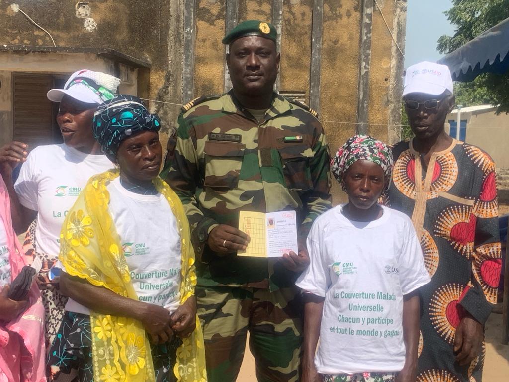 Ziguinchor : la Marine nationale basée à Elinkine remet 329 cartes CMU aux populations vulnérables