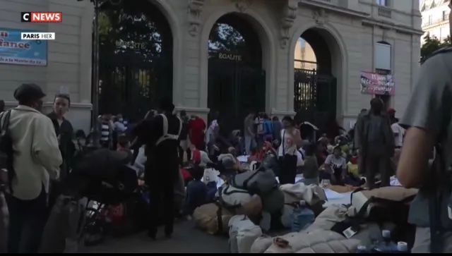 France : des migrants africains manifestent à Paris pour des logements d’urgence