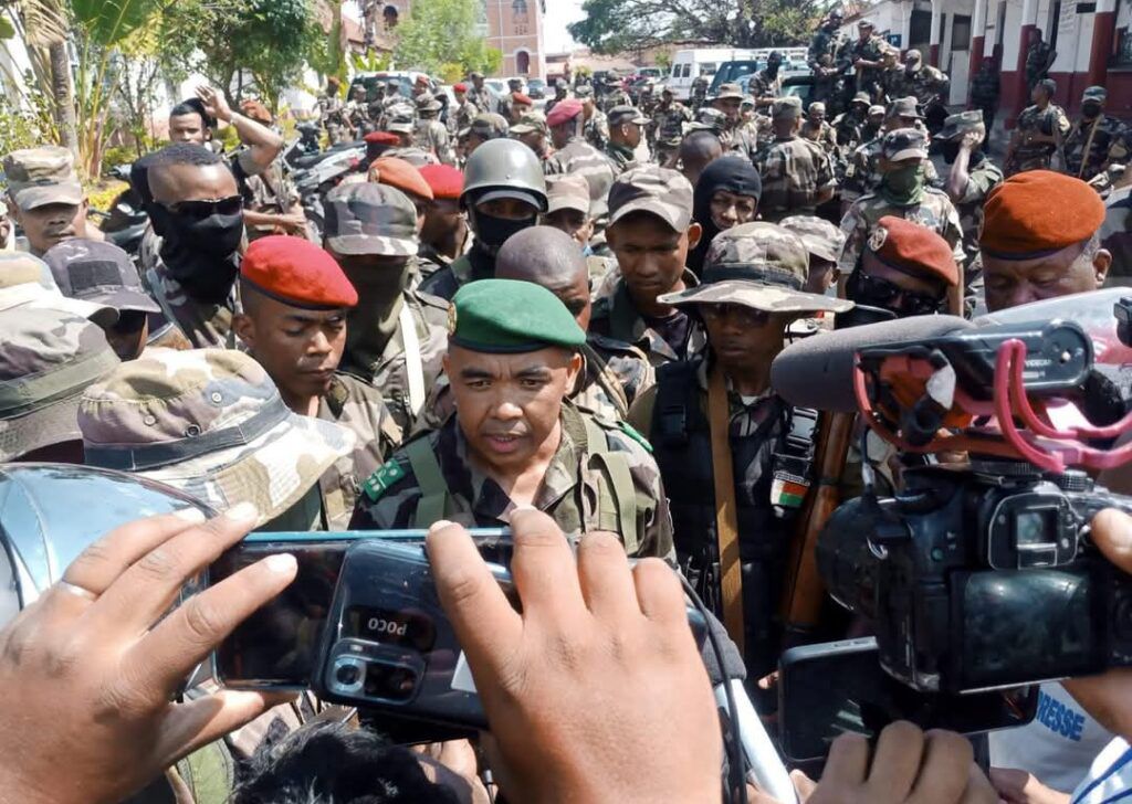 Madagascar : « L’armée a simplement répondu à l’appel du peuple », affirme le colonel Randrianirina