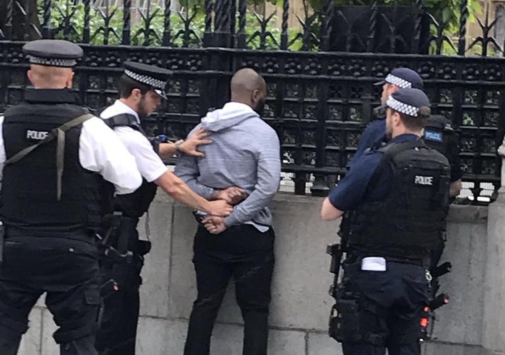Londres: Un homme armé de couteau arrêté devant le Parlement