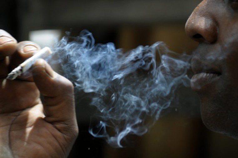 La loi anti-tabac : Un an après, ça fume toujours dans les espaces publics