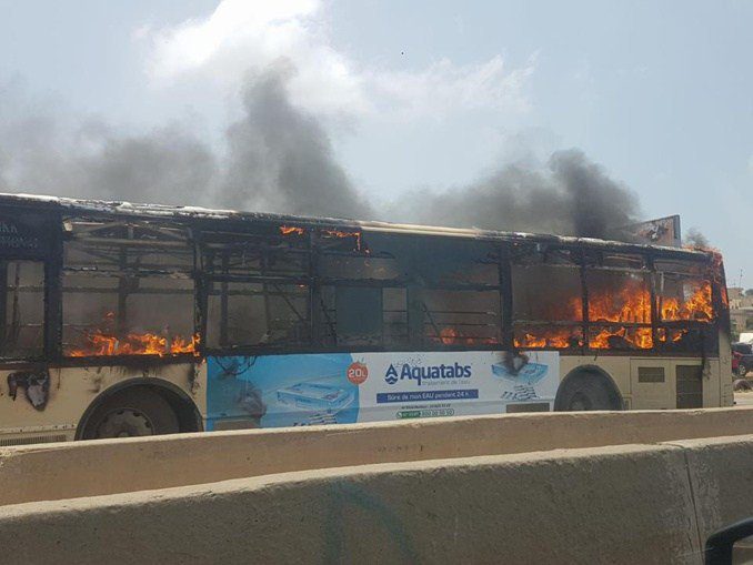 Un bus de DakarDem Dikk complétement brûlé par des individus aux abords de le Stade Léopold Sedar Senghor de Dakar