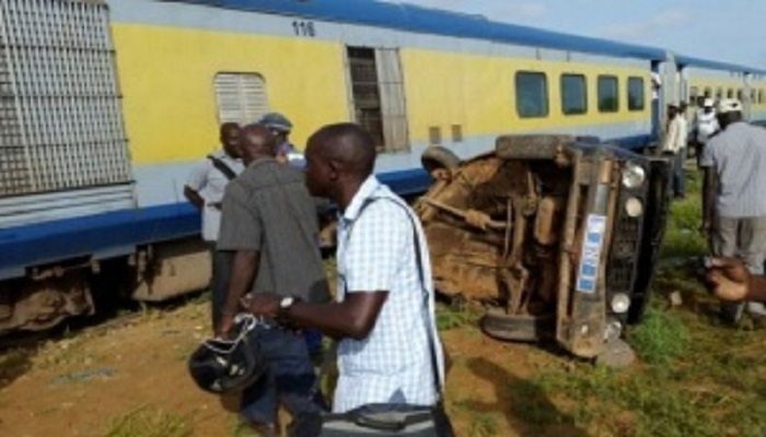 Accident à KM 50 : un autorail percute et traîne une voiture sur 200 mètres sans faire de victime