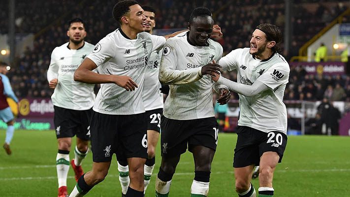 Sadio Mané applaudi par le vestiaire de Liverpool