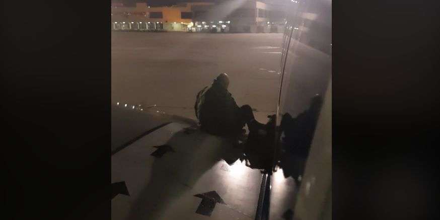 Insolite : Il est arrêté pour avoir emprunté l’aile de l’avion en sortant