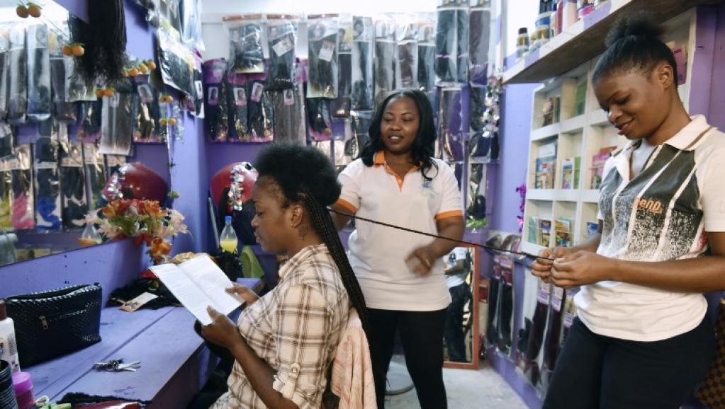 Côte d’Ivoire : Associer lecture et coiffure pour lutter contre l’analphabétisme