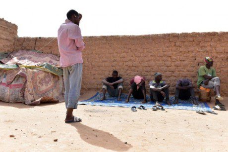 L’Algérie expulse et abandonne des migrants dans le désert