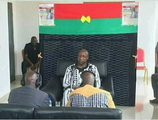 Burkina Faso : Un nœud papillon sur le drapeau provoque l’hilarité