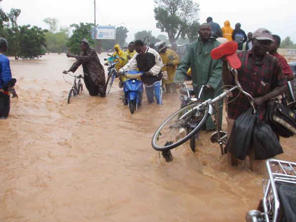 Burkina Faso : Ils s’arment pour faire face aux dégâts de la saison pluviale