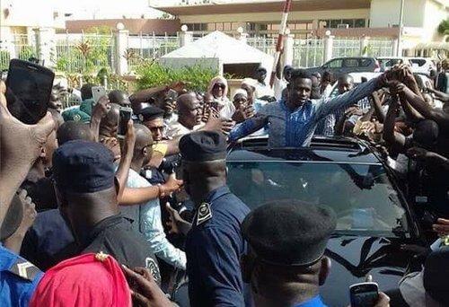 Mamadou Gassama, accueilli en héros au Mali