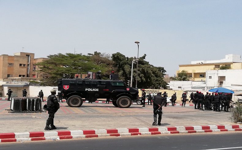 Direct-Place de la Nation : Manifestation interdite de la plateforme AAR LI NU BOOK, des arrestations et des manifestants gazés