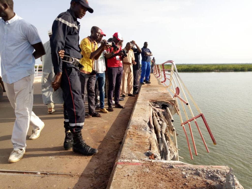ZIGUINCHOR : Drame sur le Pont Émile Badiane : Un camion termine sa course dans le fleuve Casamance-premier bilan, un mort, 2 disparus et un rescapé