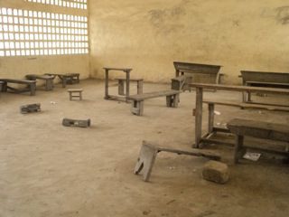 Année Scolaire à NGOYOKHEM : Un manque de table bancs empêche les élevés d’aller en cours