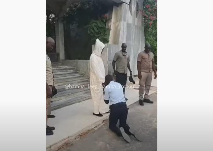 Louga : Le policier qui s’est agenouillé devant Serigne Modou Kara radié