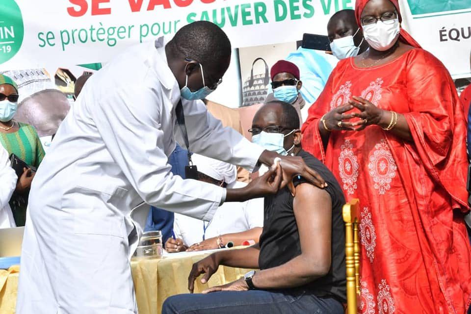 Covid-19 Sénégal : 8 nouveaux décès, 212 nouveaux cas, 53 cas graves en réanimation, 27018 personnes vaccinées et 324.000 doses d’AstraZeneca attendues mercredi