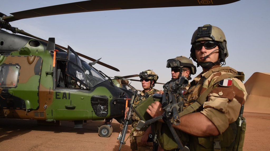 La France suspend ses opérations militaires conjointes avec le Mali