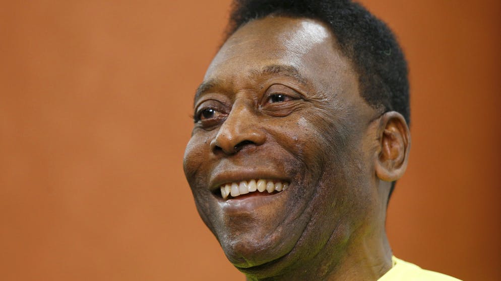 Le roi Pelé opéré d’une tumeur « suspecte » donne de ses nouvelles