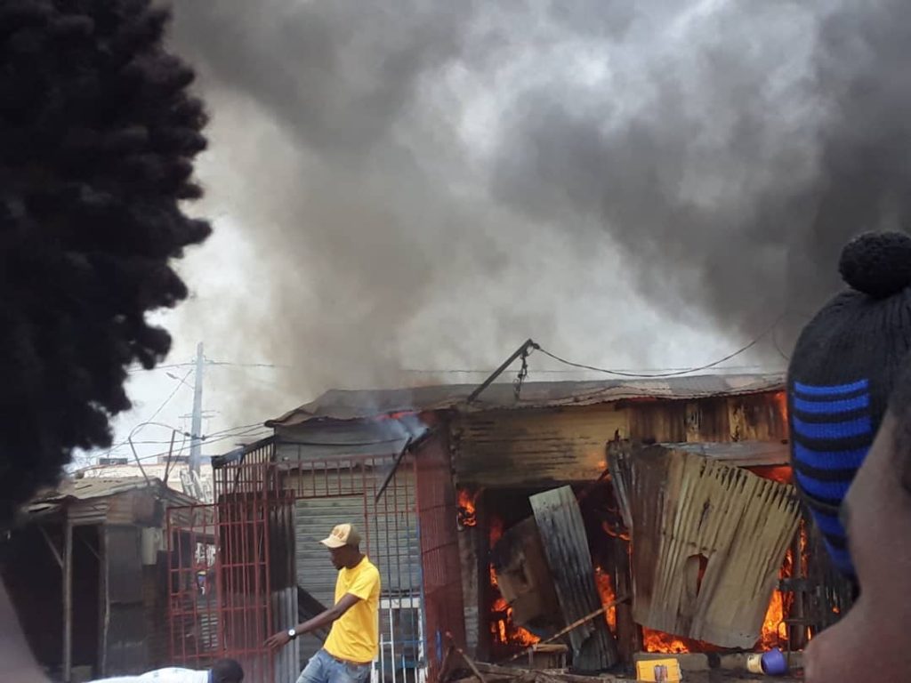 Kaolack : Un violent incendie ravage une dizaine de cantines au marché de Médina Baye.