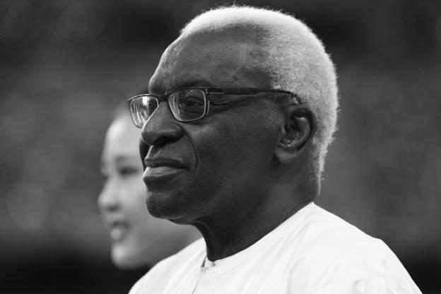 Macky Sall salue un « Sportif de renommée et un homme d’une grande dimension »…Les hommages affluent de partout après la mort de Lamine Diack