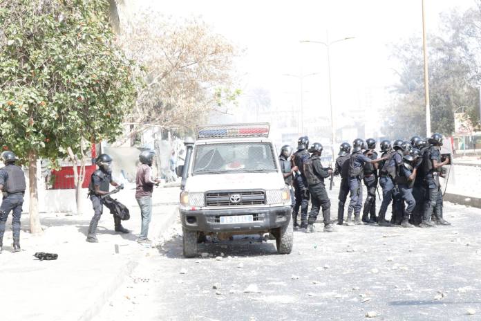 UCAD : Face-à-face tendu entre étudiants et policiers sur l’Avenue Cheikh Anta Diop