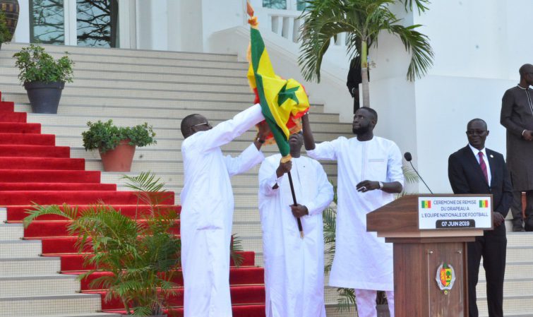 CAN 2022 : Remise du drapeau à l’équipe nationale au Palais présidentiel