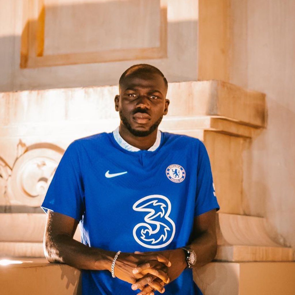 Kalidou Koulibaly pose avec ses nouvelles couleurs