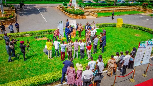 Commémoration : L’arbre prosopis offert en symbole d’amitié et de fraternité des 51 ans de relations entre les Émirats arabes unis et l’Afrique