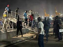 Émigration irrégulière : Deux pirogues avec à bord plus de 400 personnes interceptées par la Marine nationale