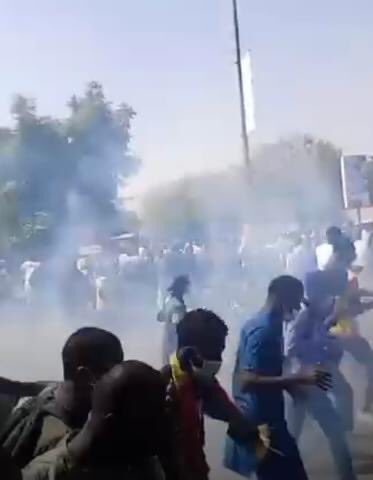 Sénégal : Les manifestants pacifiques contre le report de l’élection présidentielle à Dakar dispersés à coups de gaz lacrymogène